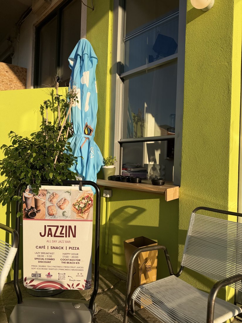 Jazzin street sign outside the café
